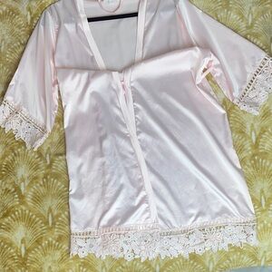 🚨Sold🚨
Le Rose Elegant kimono Pink Lace Trim Satin Bridal/ bath Robe